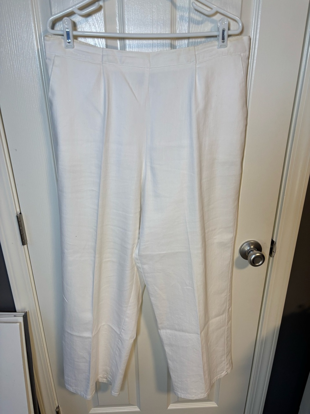 Alfred Dunner White pants with elastic waistband and pockets. Size: 18 petite